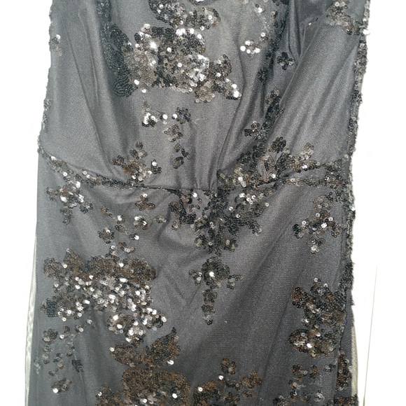 Sequence, black gown - Picture 3 of 7